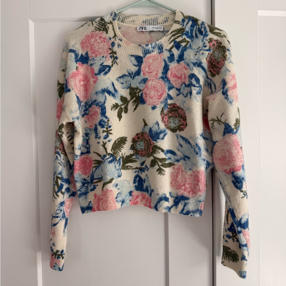 ZARA Floral Print Crew Neck Sweater in Cream with Pink and Blue Roses